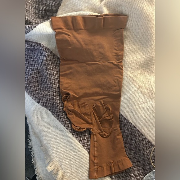 SKIMS Seamless Sculpt Solution Short Left Leg Opening Shaping In Cocoa Brown - Picture 2 of 5